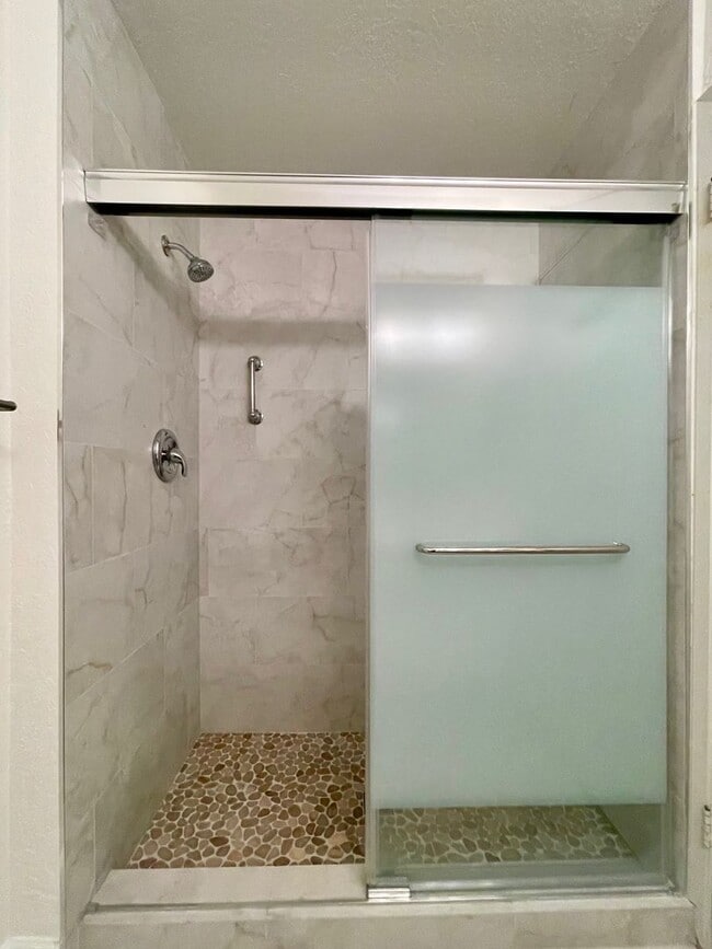 Building Photo - Large 2 bedroom condo in well desired La Jolla area