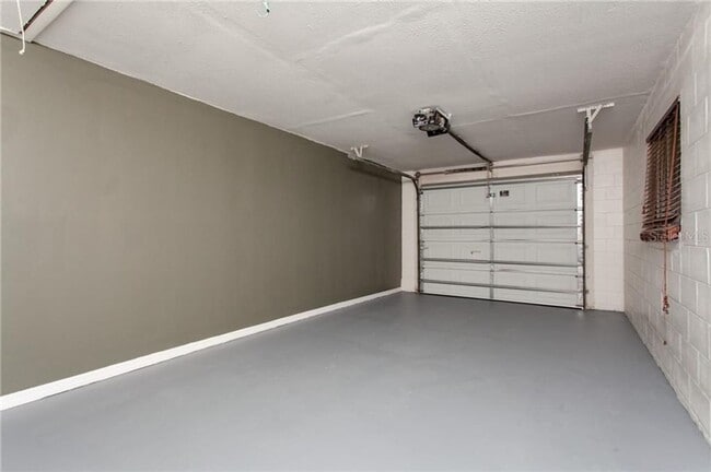Building Photo - 6 WEEKS FREE -  Beautiful remodeled 2 Bed ...
