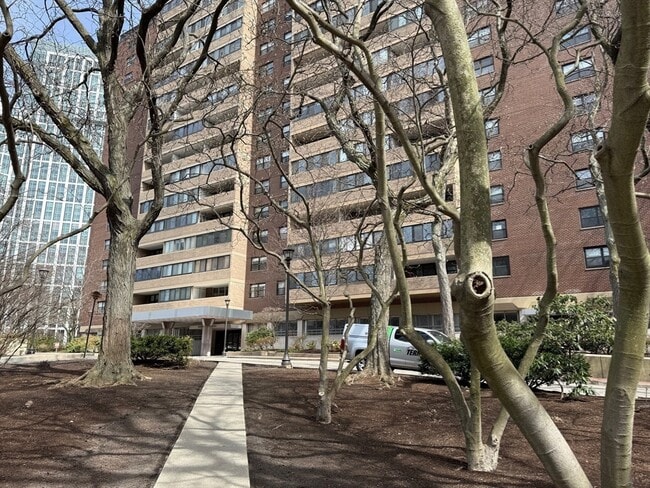 Building Photo - 2 Hawthorne Pl