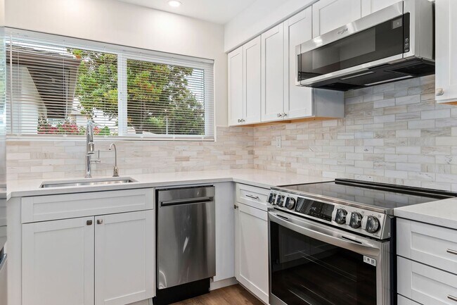 Building Photo - Welcome to this charming 2-bedroom, 1.5-ba...