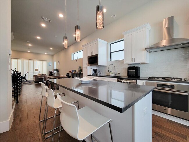 Building Photo - 5709A Larkin St