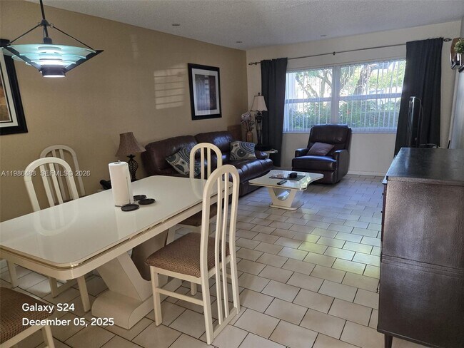 Building Photo - 5181 W Oakland Park Blvd