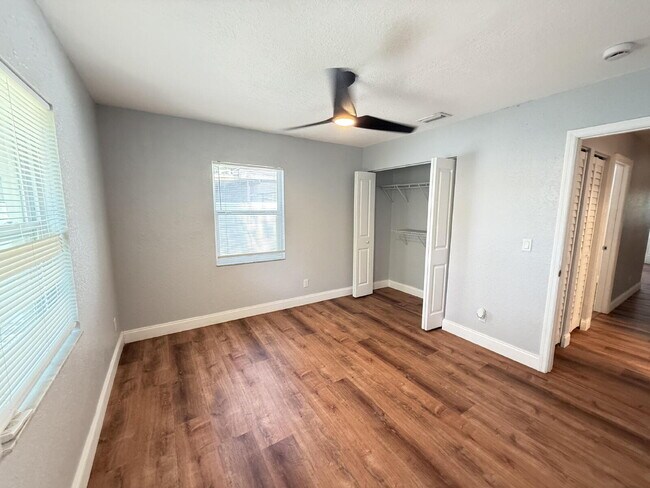 Building Photo - Charming 2-Bed Duplex in Tampa with Modern...