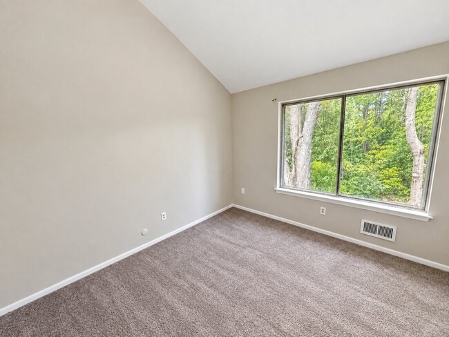 Building Photo - 20 Commodore Ct