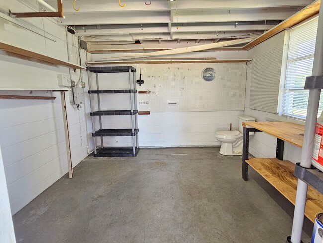 Building Photo - Venice Island – North of Venice Ave - Annual Single Family Home– Minutes from Venice Beach, Mains...