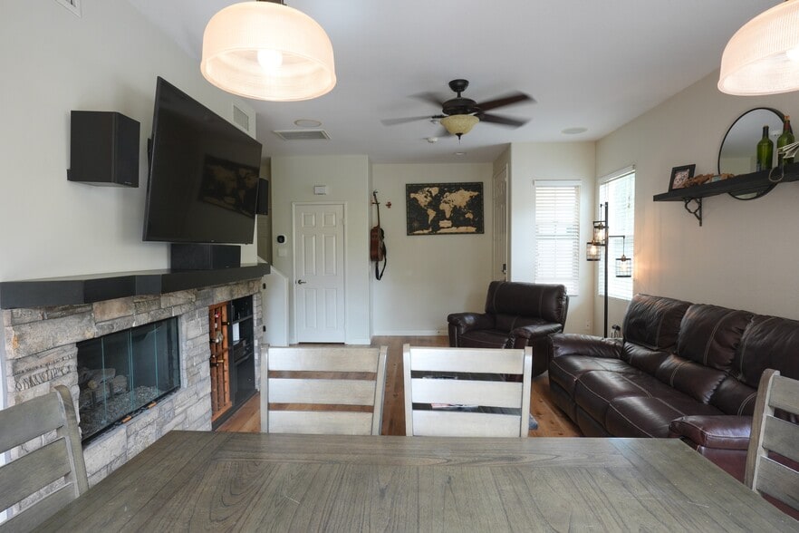 Building Photo - 2649 Bellezza Dr