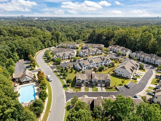 Building Photo - Modern 3-Bed Townhome in Thompson Ridge – ...