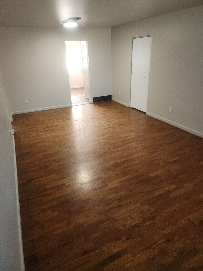 Building Photo - 2 bedroom 1 bath