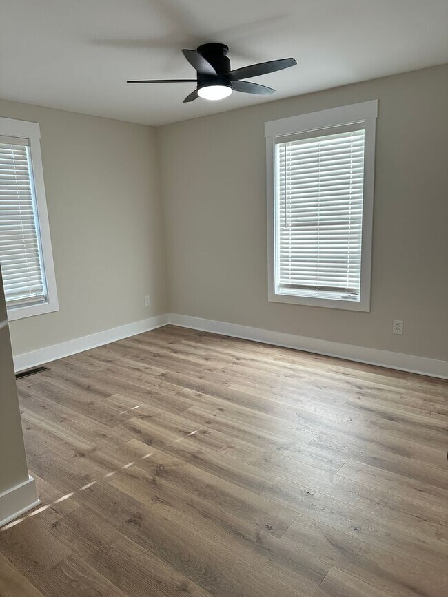 Building Photo - 102 W 15th Ave