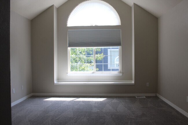 Building Photo - 2 BR/2 1/2 BA Townhouse in Gated Littleton...