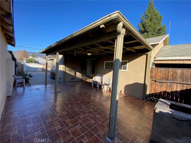 Building Photo - 2598 N Mountain View Ave