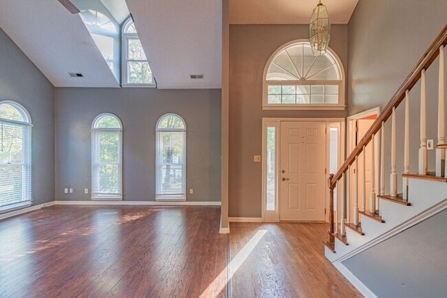 Building Photo - Beautiful 4-bedroom 2.5 bath home in desirable Brownes Ferry subdivision