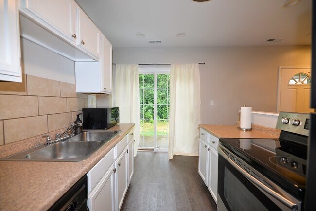 Building Photo - 912 Charlotte St