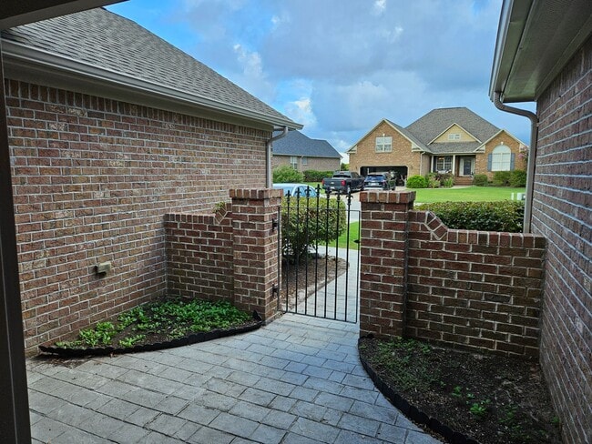 Building Photo - Beautiful 3 Bedroom 2 bath Home in Hampste...