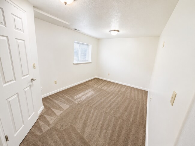 Building Photo - Spacious 5-Bedroom Sandy Home with Large Fenced Yard