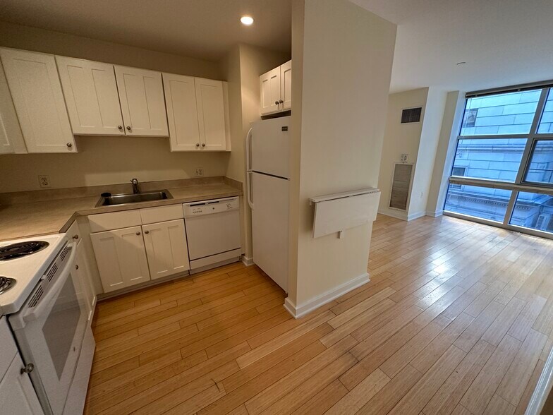 Building Photo - 32 Boylston St