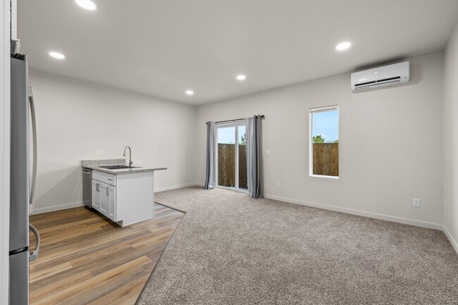 Building Photo - 2028 Sunset Dr