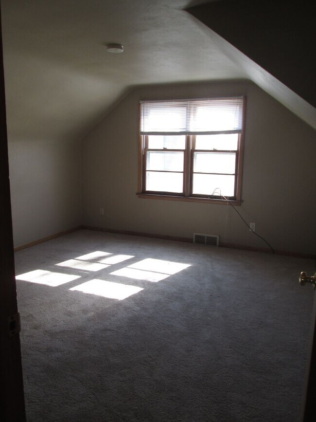 Building Photo - 2BR 2bath home close to downtown Iowa City, available August 1, 2023!