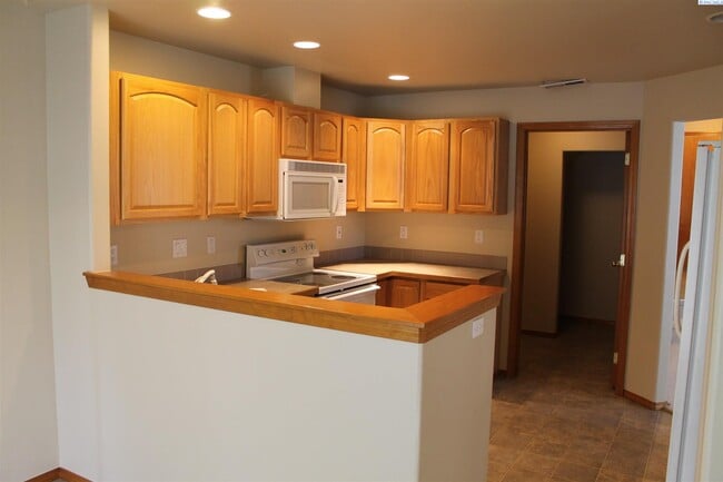 Building Photo - 431 Columbia Point Dr