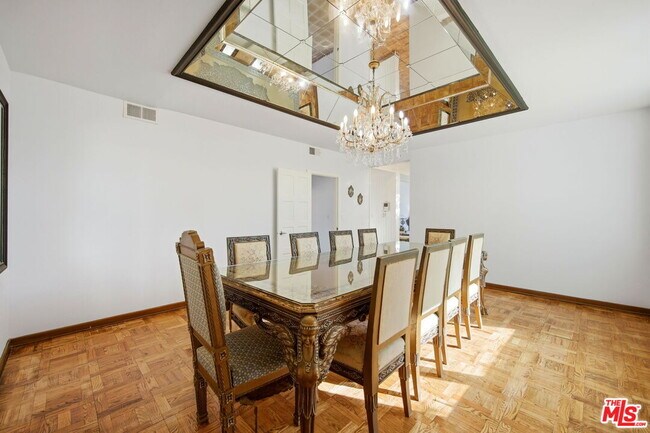 Building Photo - 2846 Royston Pl