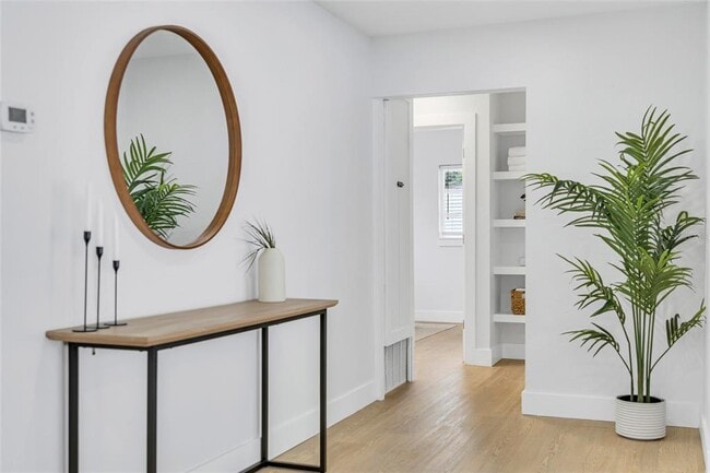 Building Photo - 1921 Fern Ave