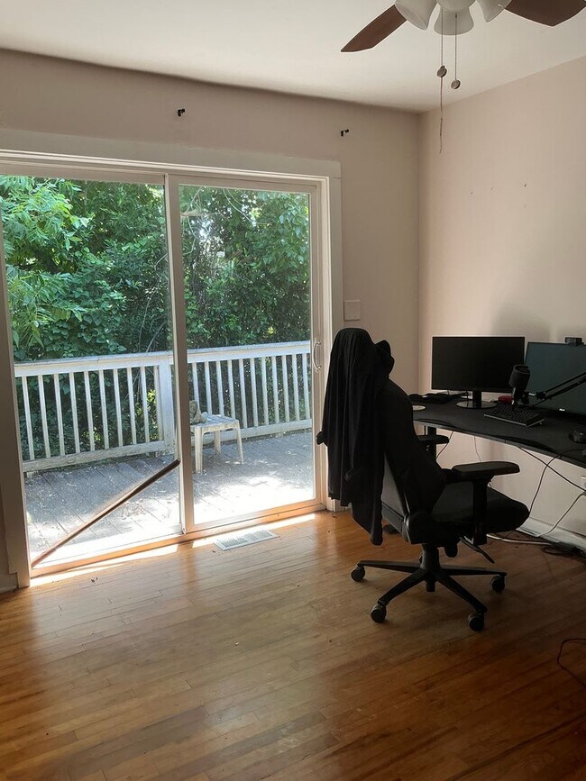 Building Photo - 3 bedroom 2 bathroom house conveniently lo...
