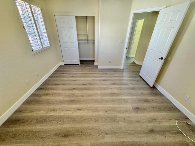 Building Photo - GORGEOUS 2 STORY SPACIOUS 4 BEDROOM HOUSE ...