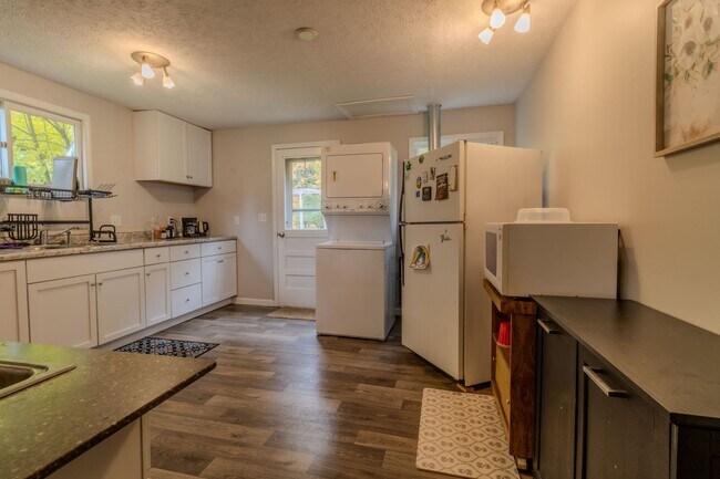 Building Photo - Lakeside Retreat on Duck Lake Peninsula