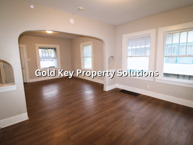 Building Photo - Spacious 2 BR 1 BA House with Covered Front Porch (SECTION 8 APPROVED)