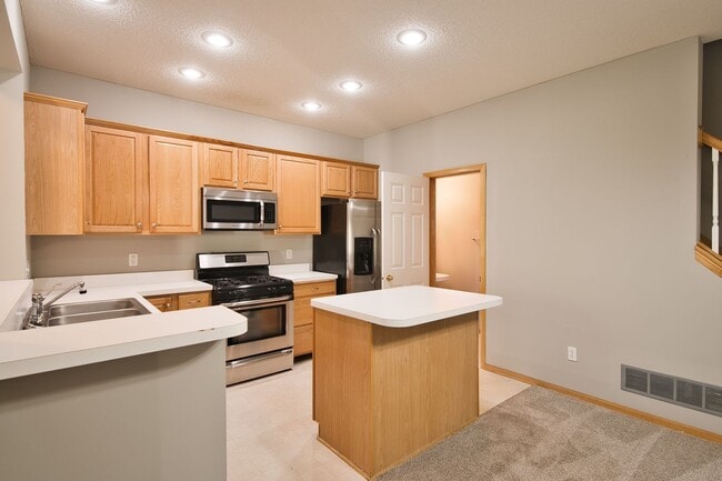 Building Photo - Like New 2 Bed/2 Bath Townhome With Amenities And Attached Garage