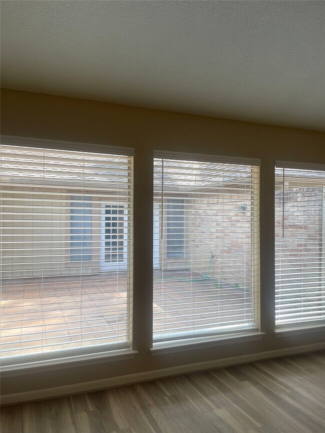 Building Photo - 15206 Carols Way Dr