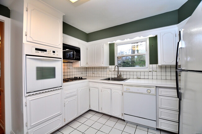 Building Photo - 19 Seneca Rd