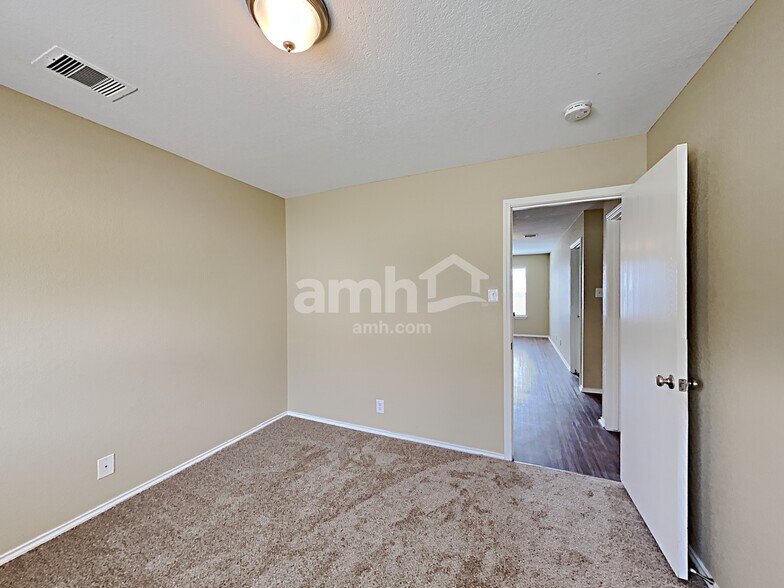 Building Photo - 1303 Range Fld