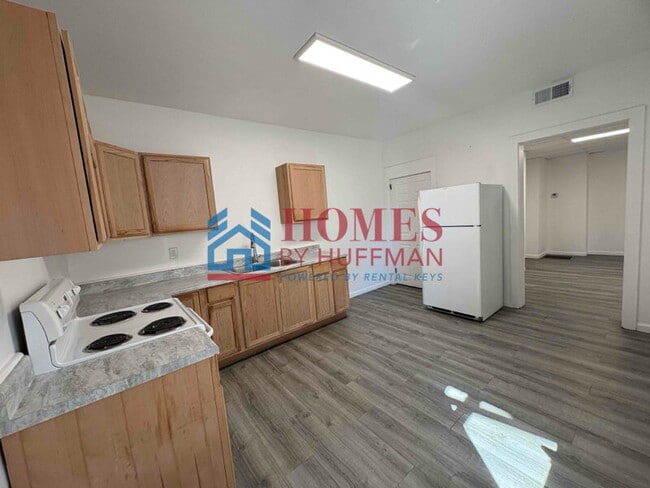 Building Photo - Downstairs One Bedroom | Duplex