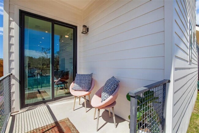 Building Photo - 4020 Valley View Rd