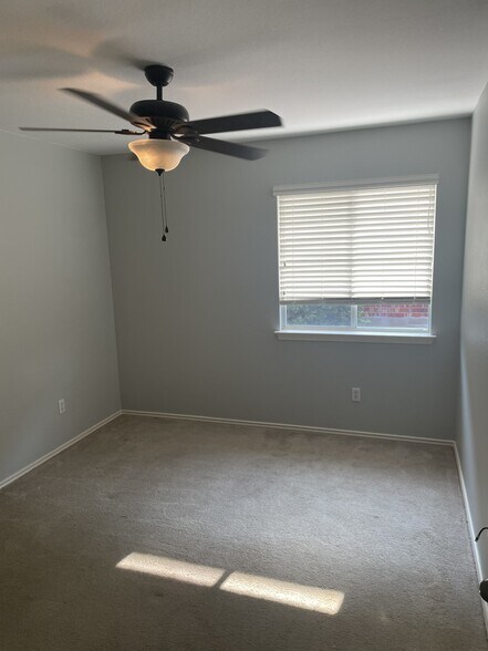 Building Photo - 3208 Clinton Pl