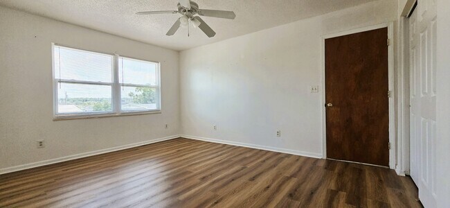 Building Photo - 1007 Highview Dr