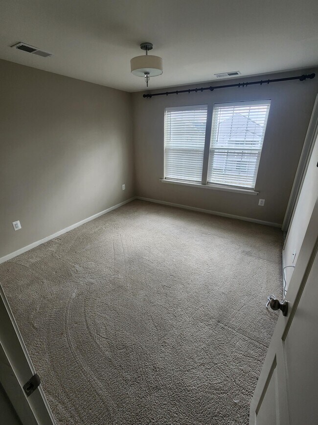 Building Photo - 559 Town Run Ln