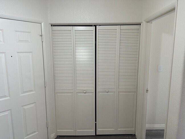 Building Photo - SW!! 2 Bedroom Condo!! 1st Floor!! Newly r...