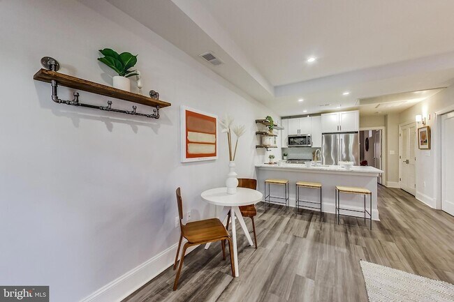 Building Photo - 819 D St NE