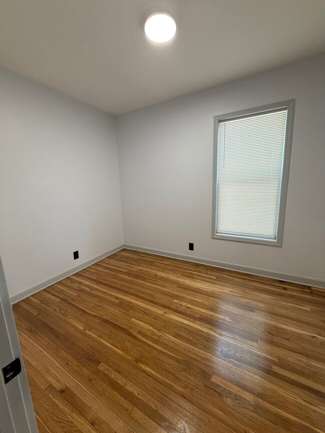 Building Photo - 358 E 70th Pl