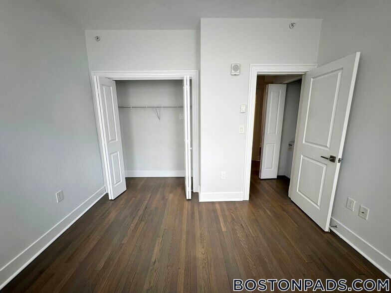 Building Photo - 81 Park Dr