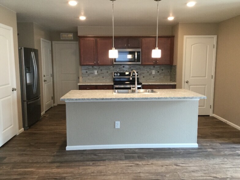 Building Photo - 2983 Cub Lake Dr