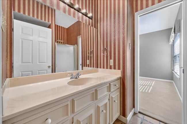 Building Photo - 5305 Greenbriar Dr