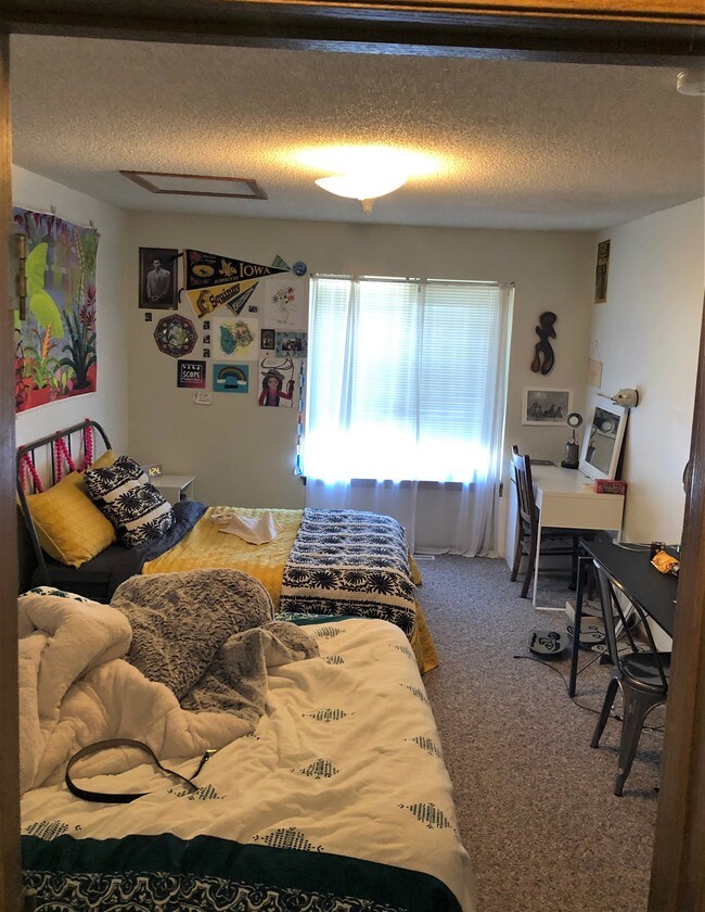 large main level bedroom - 725 S Clinton St