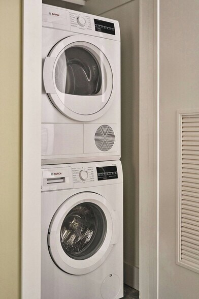 Building Photo - 6 Zubly St