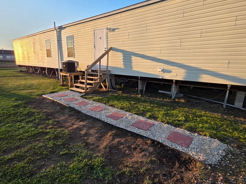 Building Photo - 132 Raoul Ln