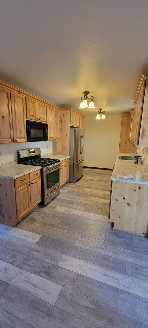 Building Photo - 4 Bedroom Home with Large Shop