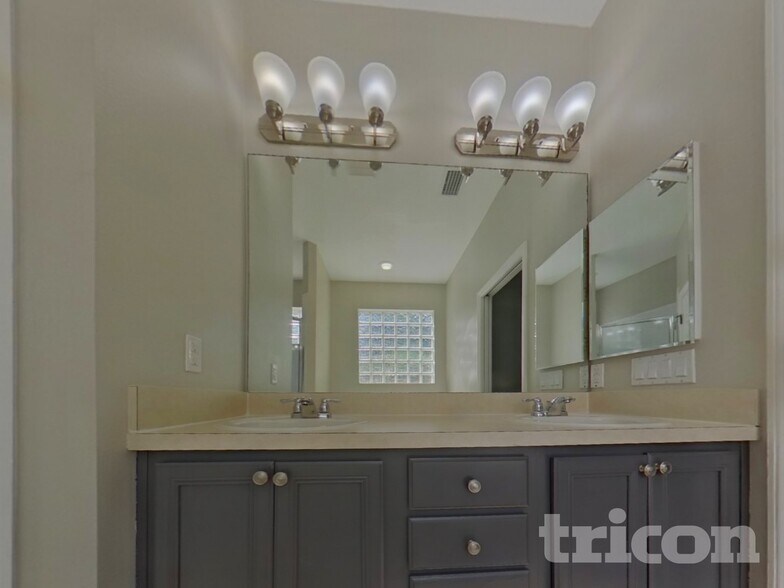 Building Photo - 3542 Oak Brook Ln