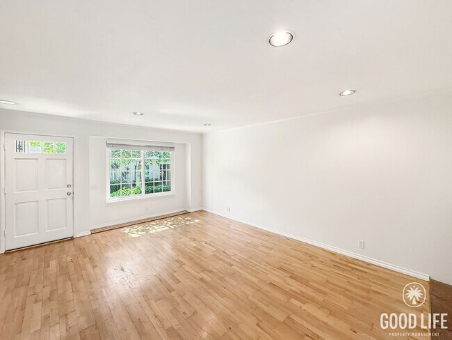 Building Photo - Beautiful 2B/2.5BA Townhouse in Carmel Val...